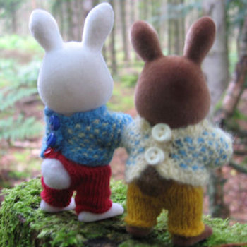 WoollyWoodlanders, home of imaginative knitting patterns for Sylvanian Families, Spotty Jumpers